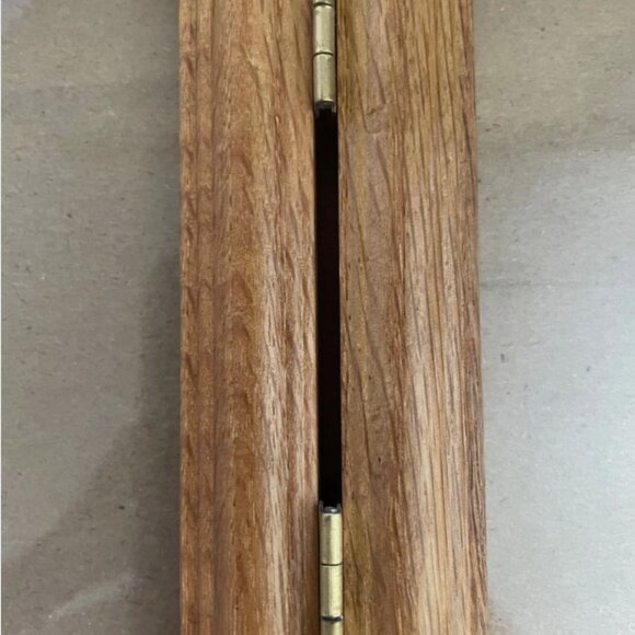 Vintage Solid Oak Hinged Double Photo Frame – Beveled Edge with Brass Hinges - Picture 4 of 6